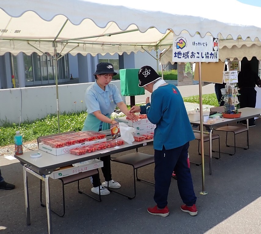 地域おこし協力隊によるさくらんぼ販売の様子