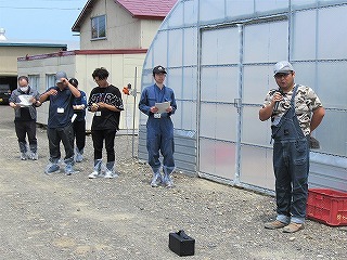 スイートコーンについて説明する会員（初山別村（株）錦秋）