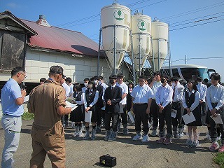 蜂須賀牧場　蜂須賀指導農業士から経営の概要や方針の説明を受ける生徒達