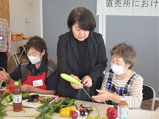 講師より野菜のブーケづくりのポイントの説明「まずは、野菜の果肉を傷つけないようヘタの部分に串を刺し、テープで巻いていきます」
