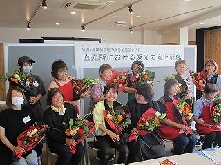 完成した野菜のブーケを持って記念撮影「いくらで売る？買う？」など付加価値をつけた販売方法の話題で盛り上がりました