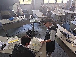 指摘事項について帳票を審査員と代表生徒が確認