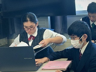 代表生徒2名が協力して、審査員の質問に回答