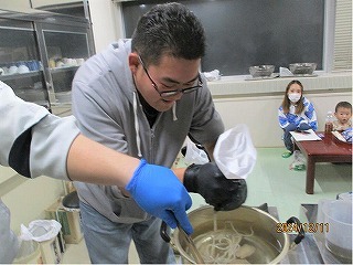 糸こんにゃく作りに苦戦