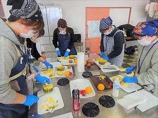 ペティナイフを使って、野菜・果物のカッティングに挑戦