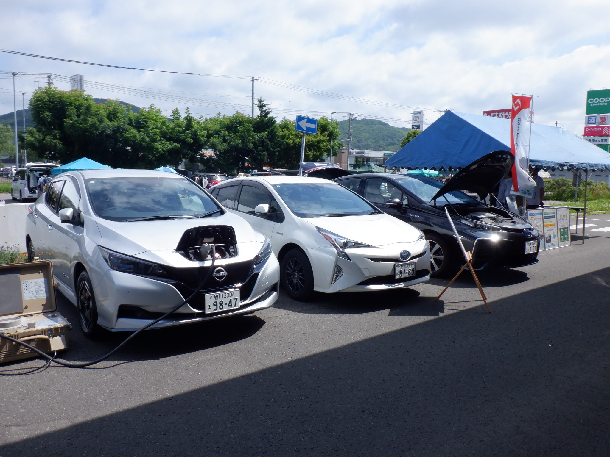 道有車を用いた、北海道電力ネットワーク株式会社様による次世代自動車の啓発の様子