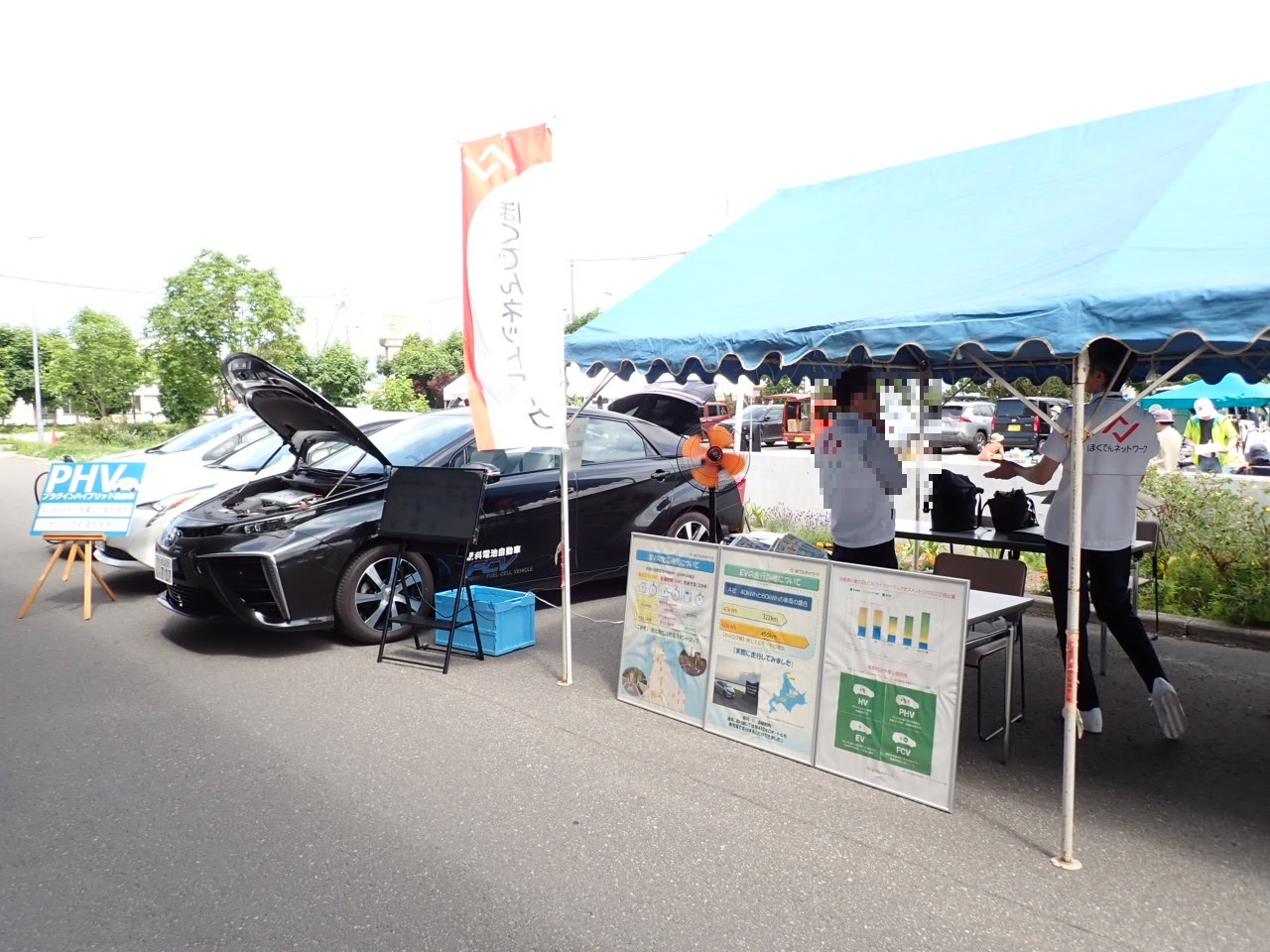 道有車を用いた、北海道電力ネットワーク株式会社様による次世代自動車の啓発の様子