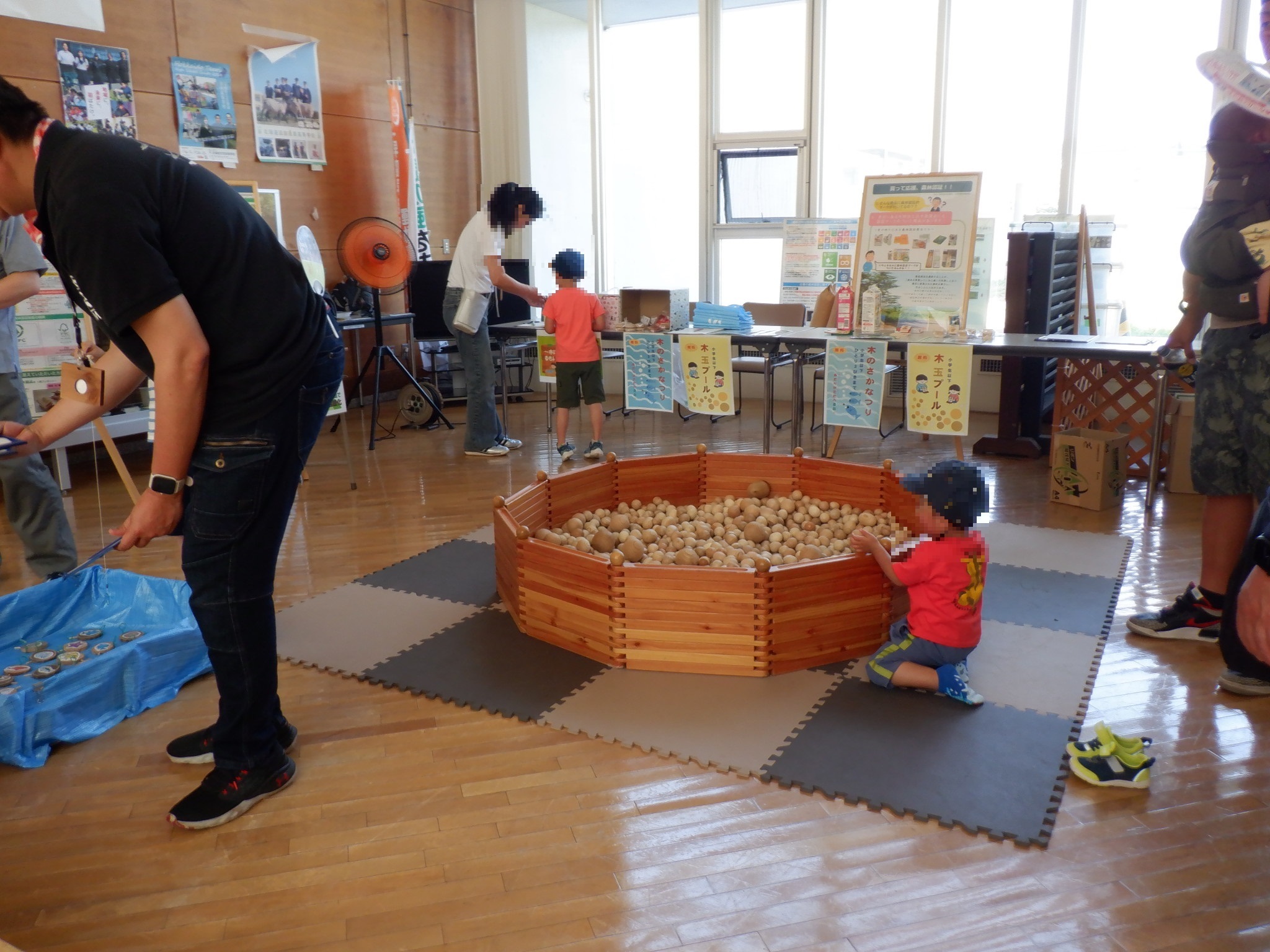 林務課によるみんなで育てる”るもいCO2吸収源の森”に関するパネル展示・木の玉プール・木の魚釣りの様子