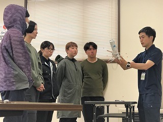 模型を用いてりんごの葉序を解説