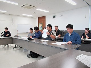 各自の目標を発表して情報交換をしました（研修会）