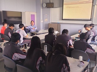指摘事項について回答している様子