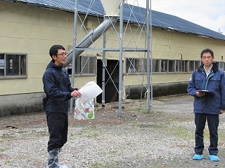 牛舎前にて和牛素牛生産の説明