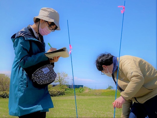 先輩職員と一緒に作況調査をしています（新人職員：左）