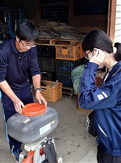 作況ほ場の経営主から動力噴霧器の使い方も習いました