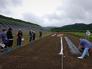 落花生プロジェクトの説明を聞き入る会員たち