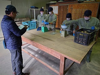 馬鈴薯の袋詰め作業が審査され、食品の安全性が確認された