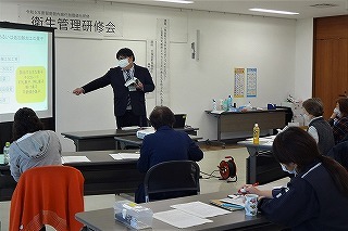 保健所職員より衛生管理計画と衛生管理記録の作成方法を説明