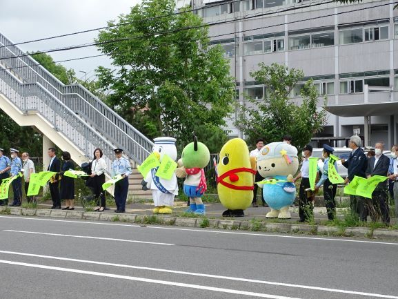 管内ゆるキャラによる啓発の様子