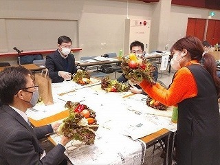 冬季研修会の様子③～色とりどりの野菜でブーケ作成～